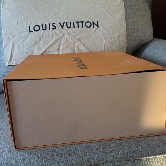 Louis Vuitton box and cloth - Picture 3 of 4